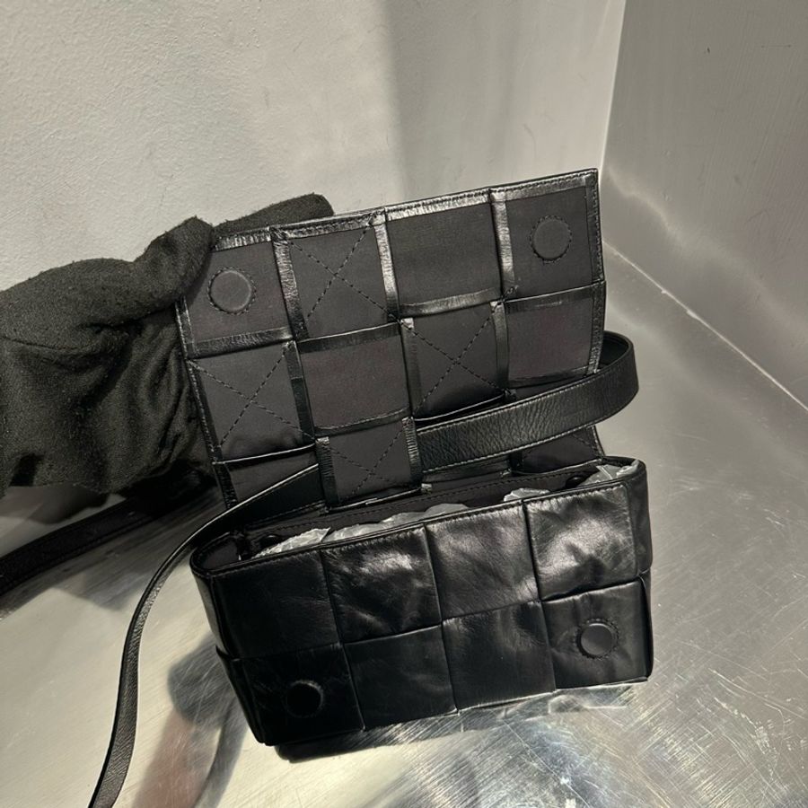 Bottega Veneta Cassette 8格 油蠟皮革 |Classic Trend CT精品|台北東區實體-5