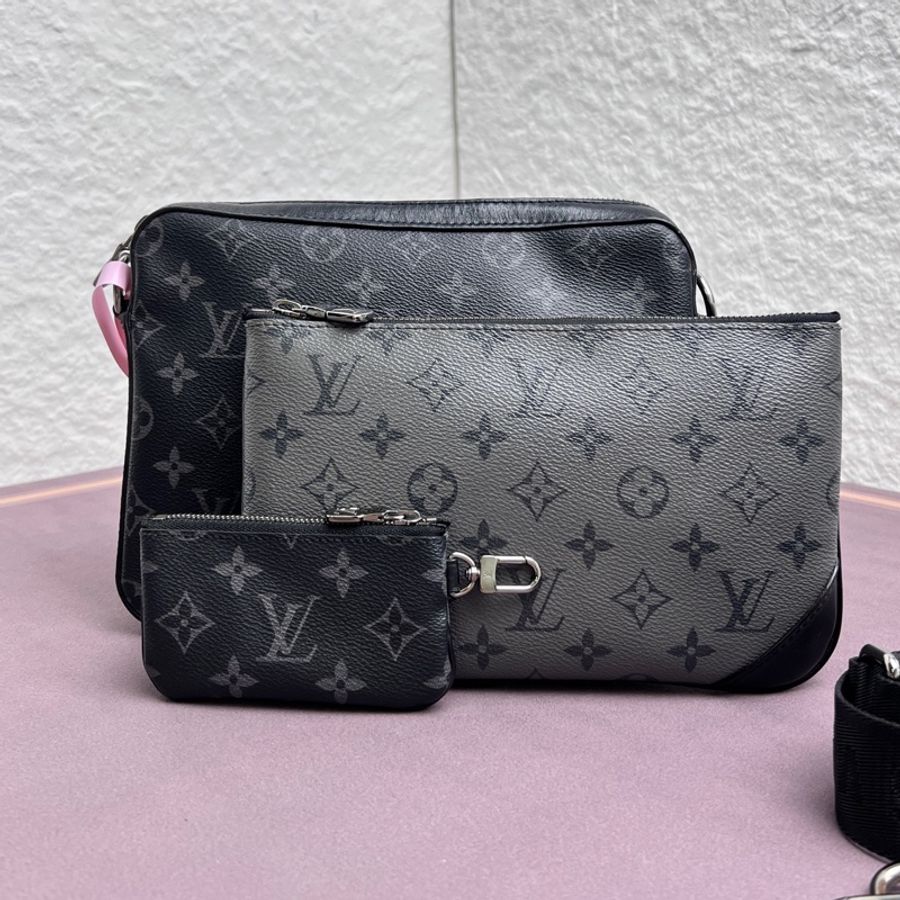 Louis Vuitton 路易威登 黑武士三合一郵差斜挎 尺寸24.5*18*4.5-0