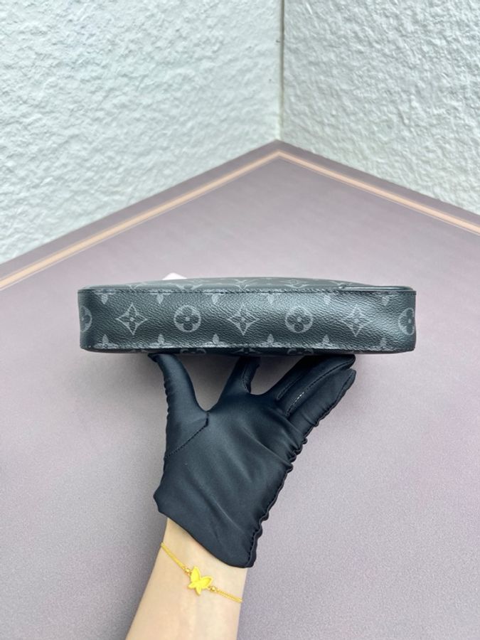 Louis Vuitton 路易威登 黑武士三合一郵差斜挎 尺寸24.5*18*4.5-6
