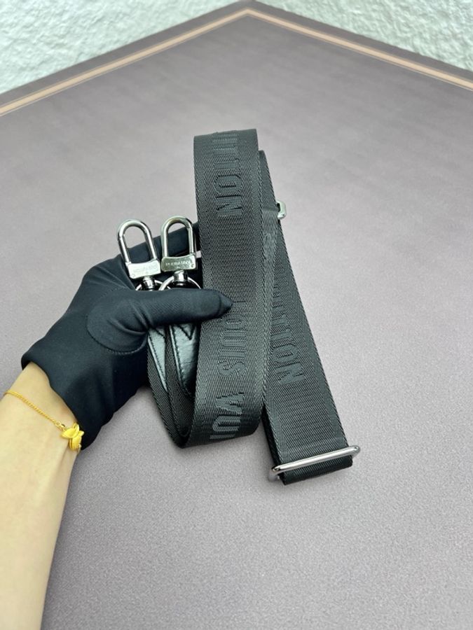 Louis Vuitton 路易威登 黑武士三合一郵差斜挎 尺寸24.5*18*4.5-10