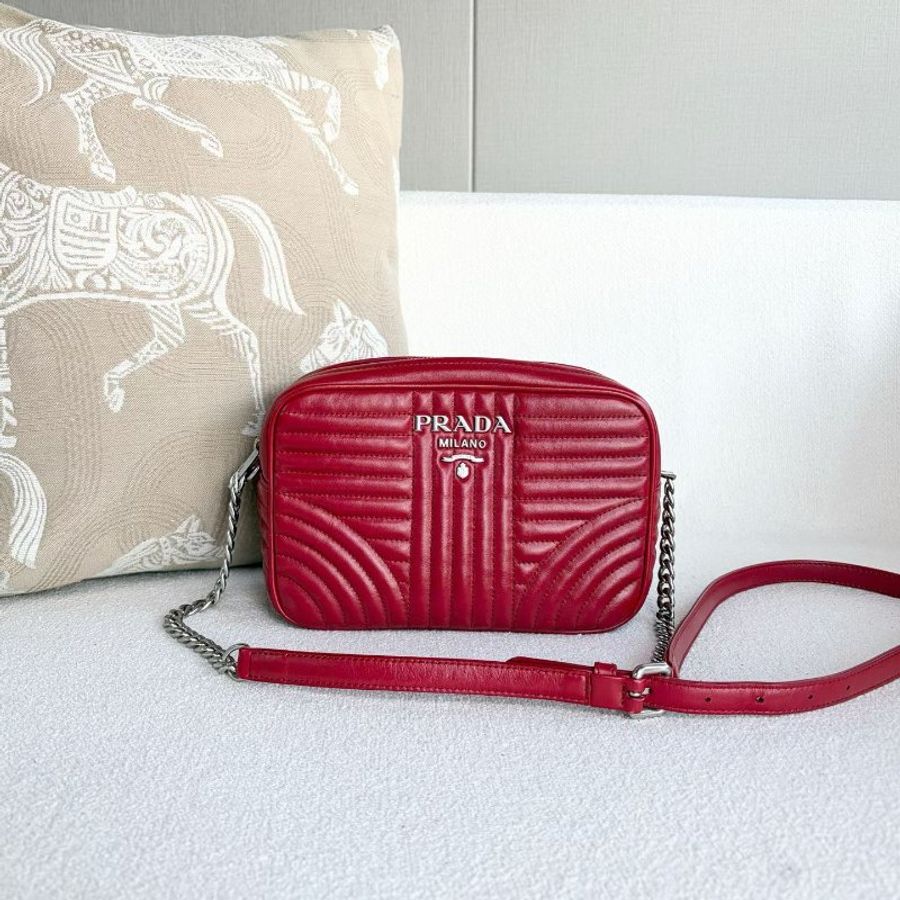 Prada Diagramme相機包 紅色 銀扣 21*14*8 98新配件塵袋-2