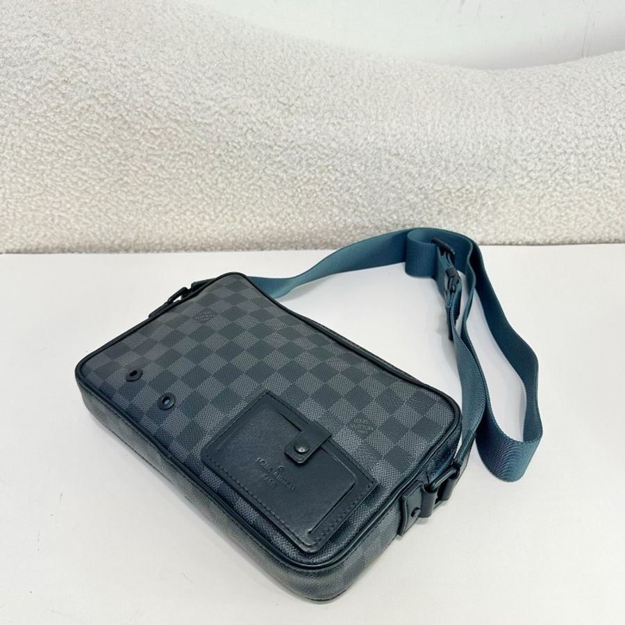 Louis Vuitton 郵差包黑色棋盤格搭配藍色寬肩帶-4