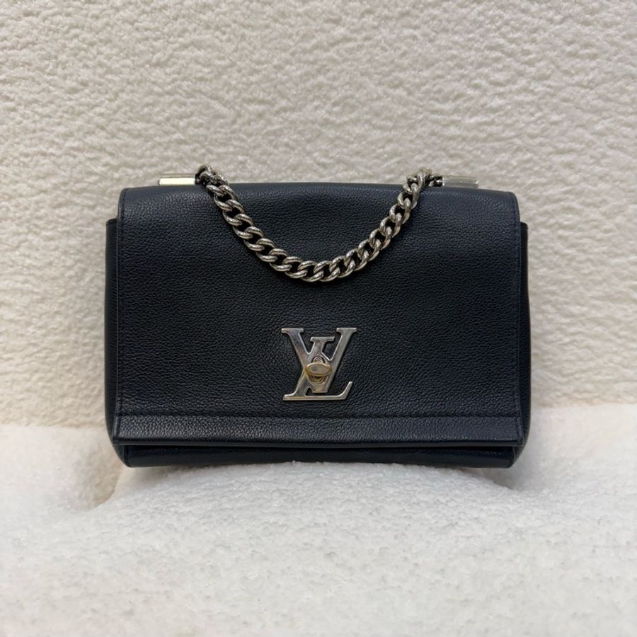 Lv黑荔枝紋牛皮銀釦斜背包-8