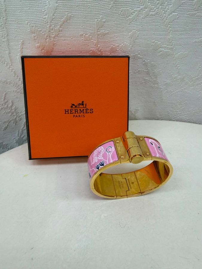 這款是 Hermès (愛馬仕) 的 Charniere 系列琺瑯手環-1
