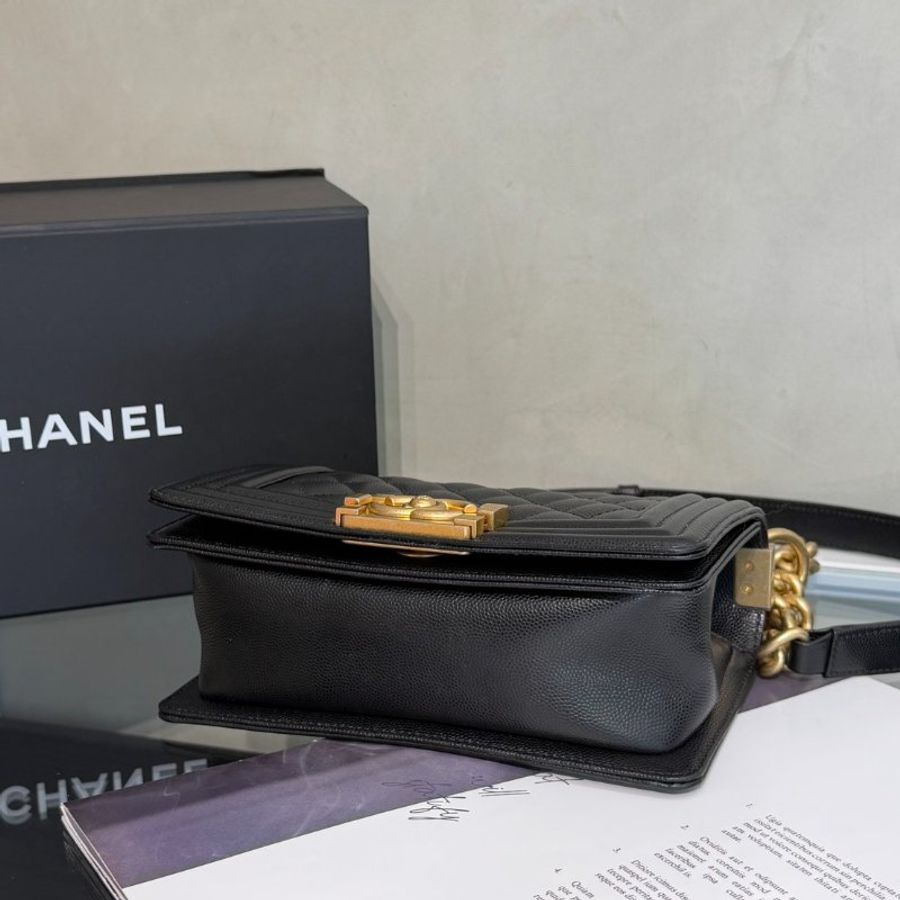 CHANEL Boy20 粒面牛皮口蓋包 - 黑金26開-5