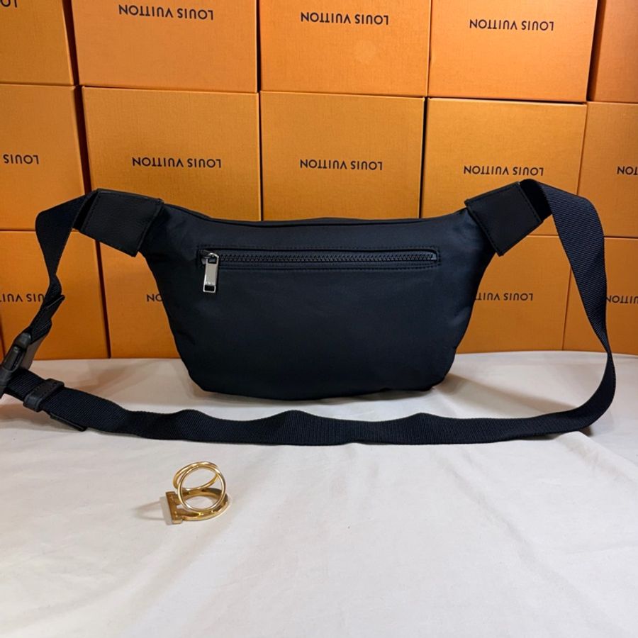 ‼️全台最甜 Dior x KAWS 聯名款 蜜蜂黑尼龍大logo腰包/胸包-3