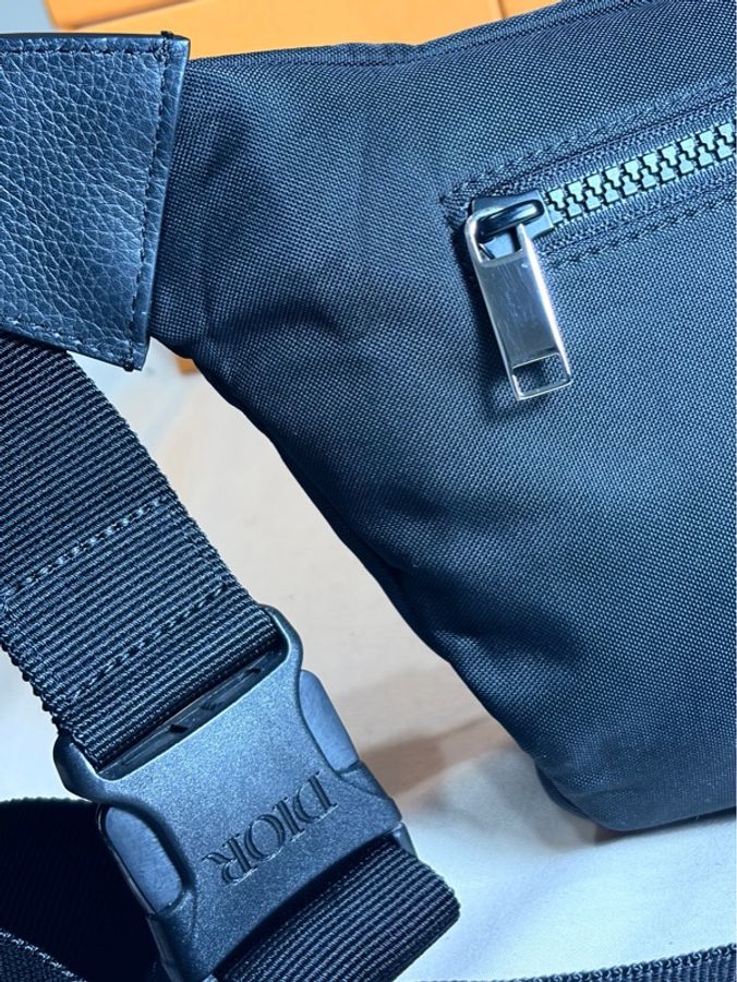 ‼️全台最甜 Dior x KAWS 聯名款 蜜蜂黑尼龍大logo腰包/胸包-8
