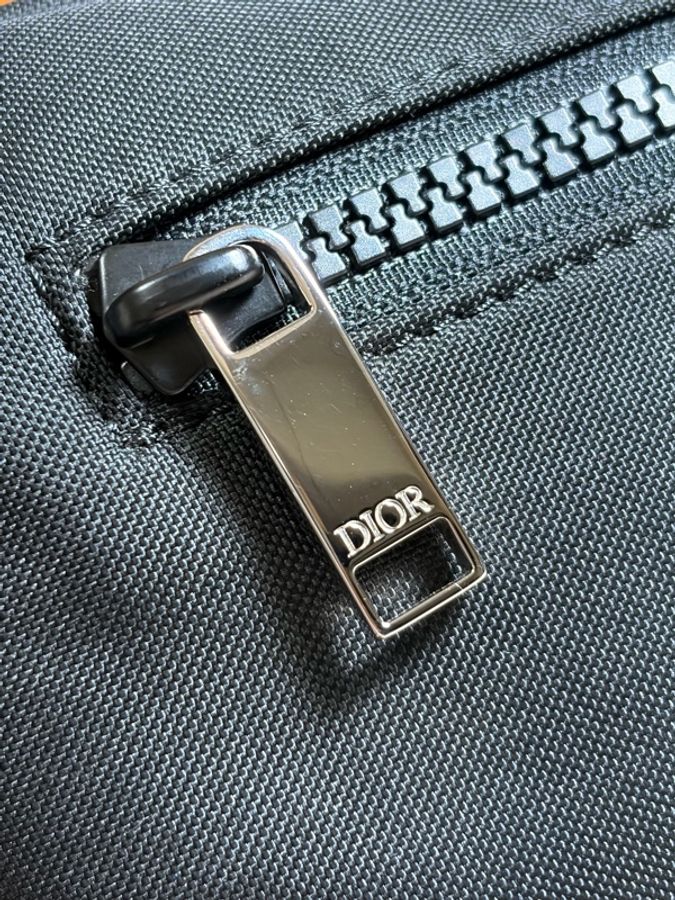 ‼️全台最甜 Dior x KAWS 聯名款 蜜蜂黑尼龍大logo腰包/胸包-9