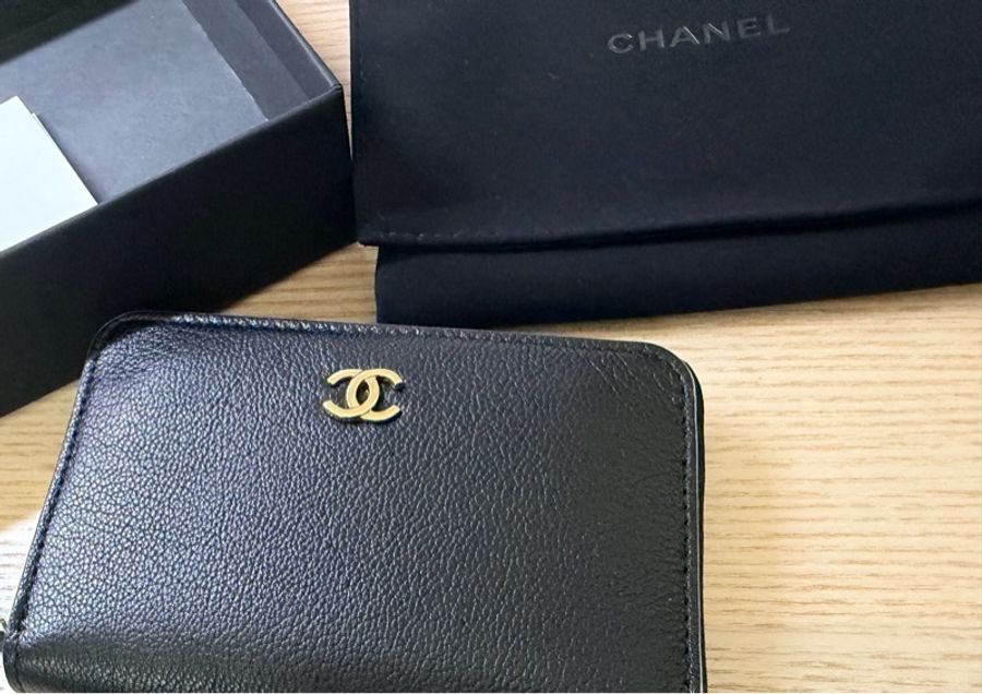 CHANEL 26s山羊皮黑金拉鍊短夾-1