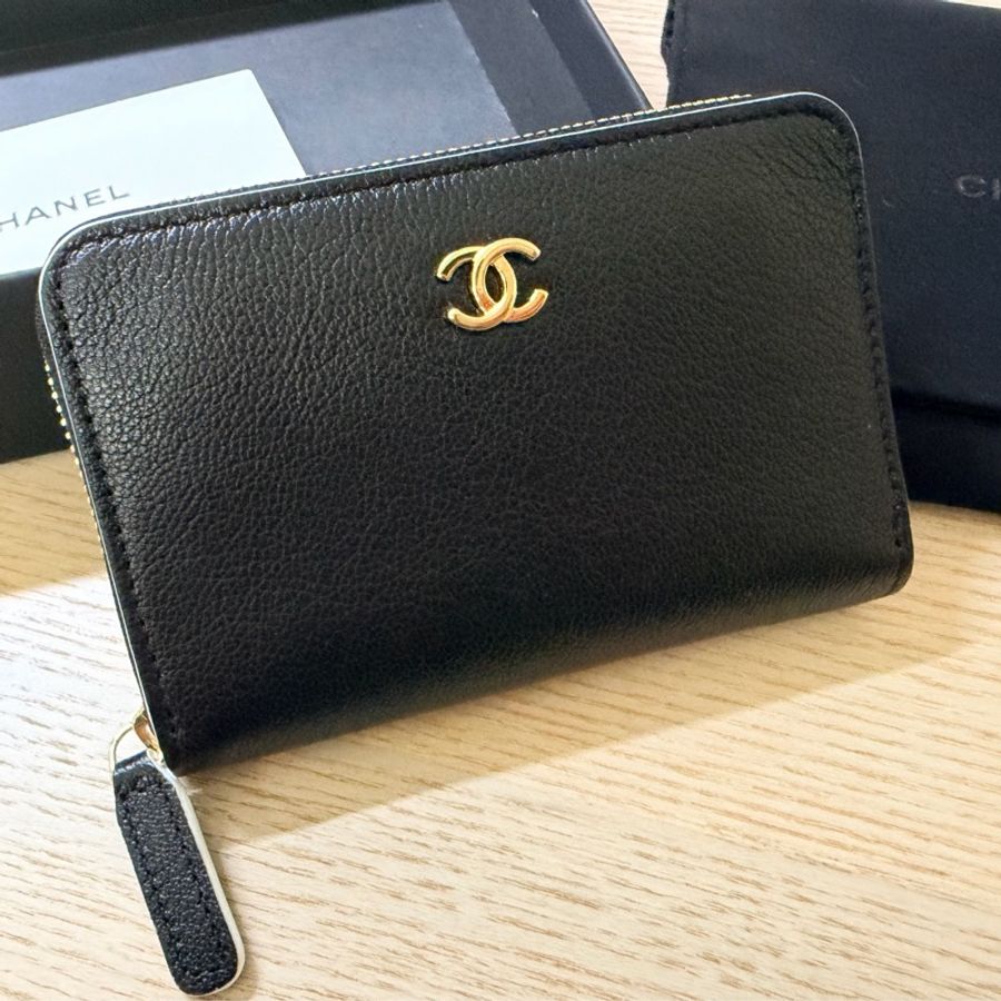 CHANEL 26s山羊皮黑金拉鍊短夾-6