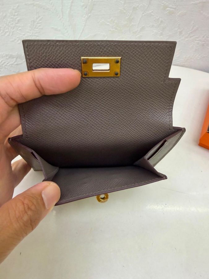 這是一款 Hermès 的 Kelly Pocket Compact 錢包-2