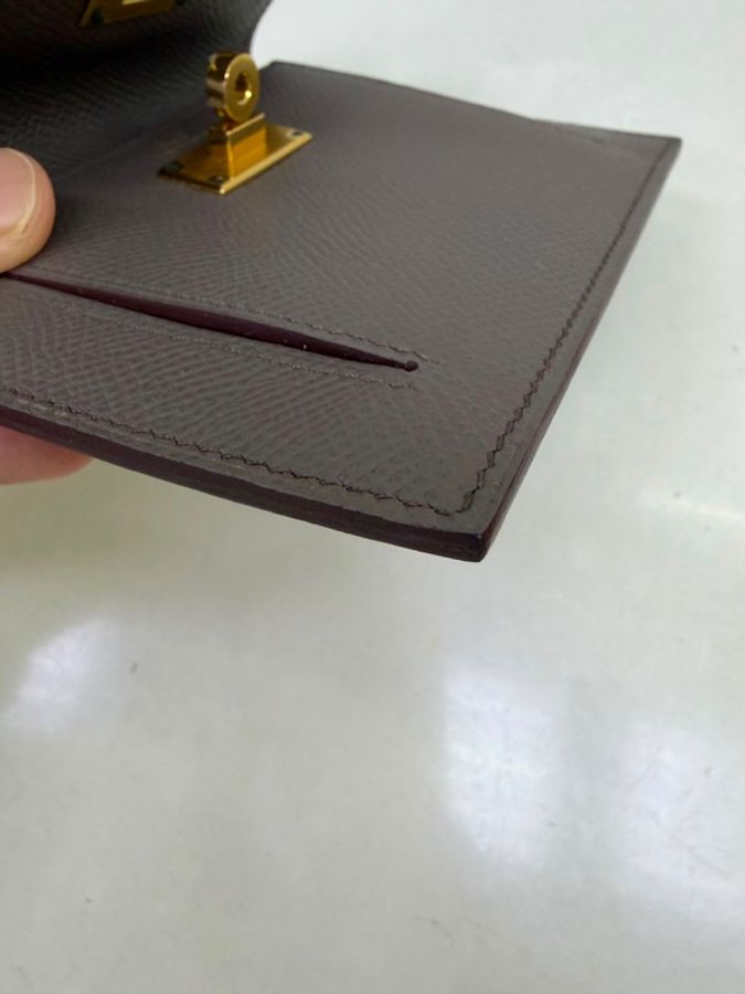 這是一款 Hermès 的 Kelly Pocket Compact 錢包-5