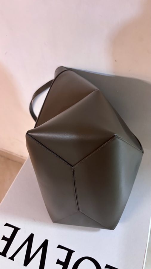 LOEWE Puzzle Fold Medium Leather Tote Bag (Khaki) 亮面小牛皮托特包綠色-13