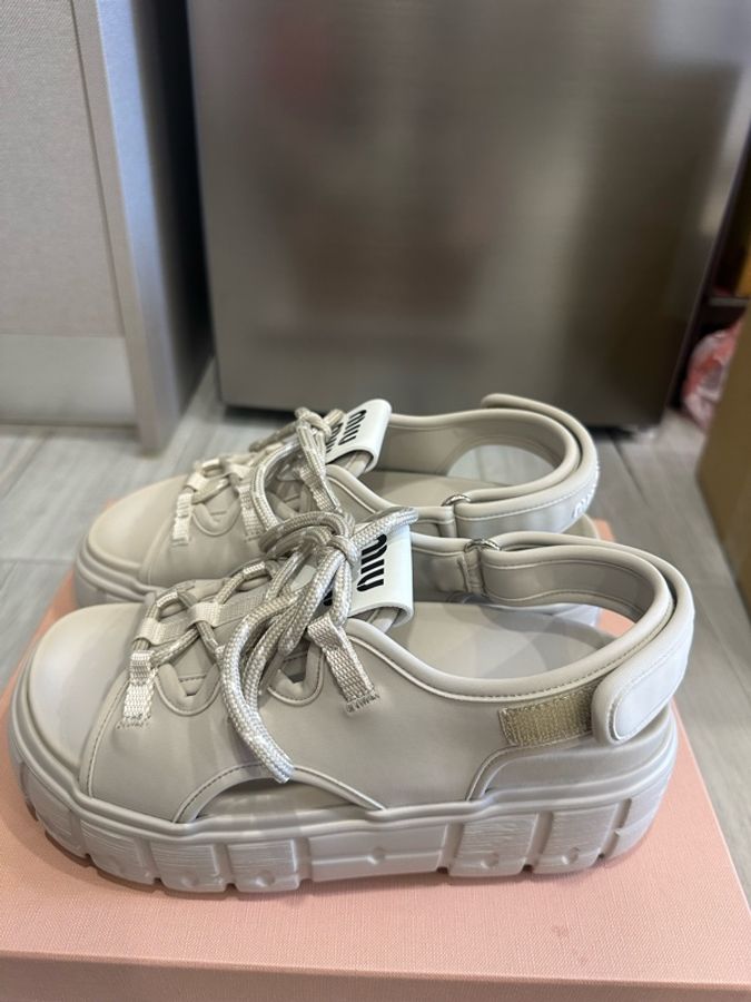 MIU MIU 灰白色 緞萊卡輕彈布料厚底涼鞋 輕巧大底不厚重-5