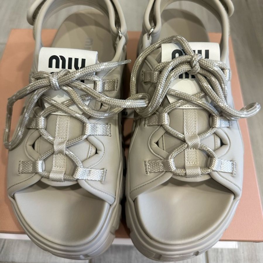 MIU MIU 灰白色 緞萊卡輕彈布料厚底涼鞋 輕巧大底不厚重-10