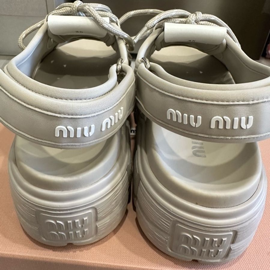 MIU MIU 灰白色 緞萊卡輕彈布料厚底涼鞋 輕巧大底不厚重-11