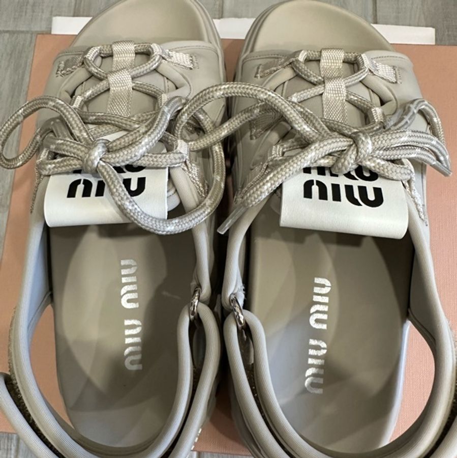 MIU MIU 灰白色 緞萊卡輕彈布料厚底涼鞋 輕巧大底不厚重-12