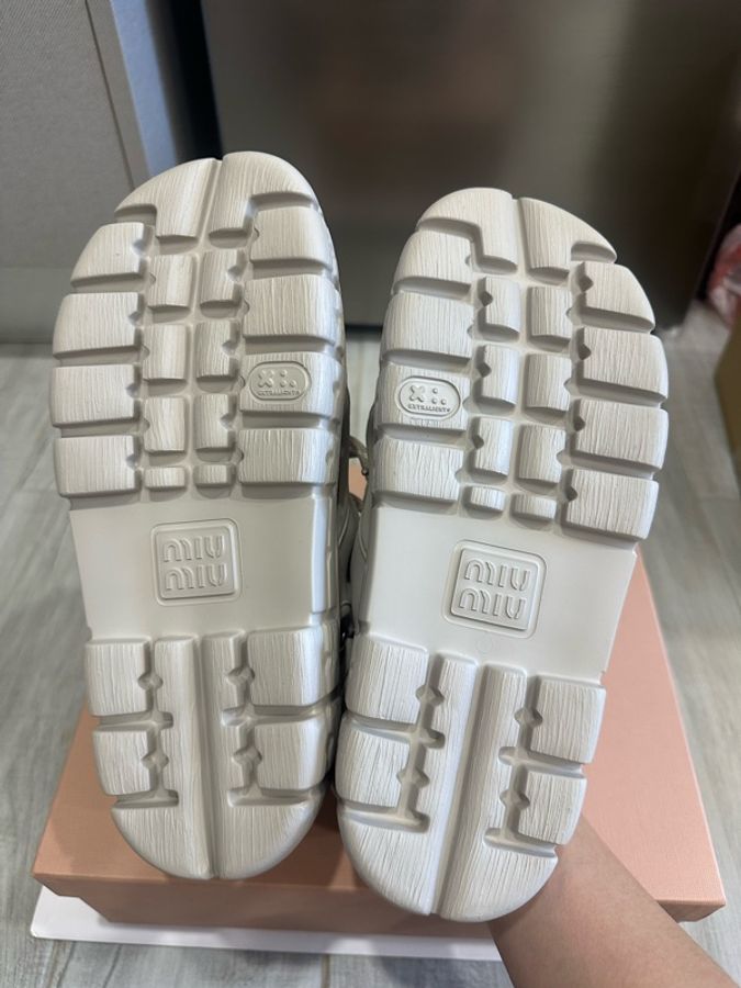 MIU MIU 灰白色 緞萊卡輕彈布料厚底涼鞋 輕巧大底不厚重-13