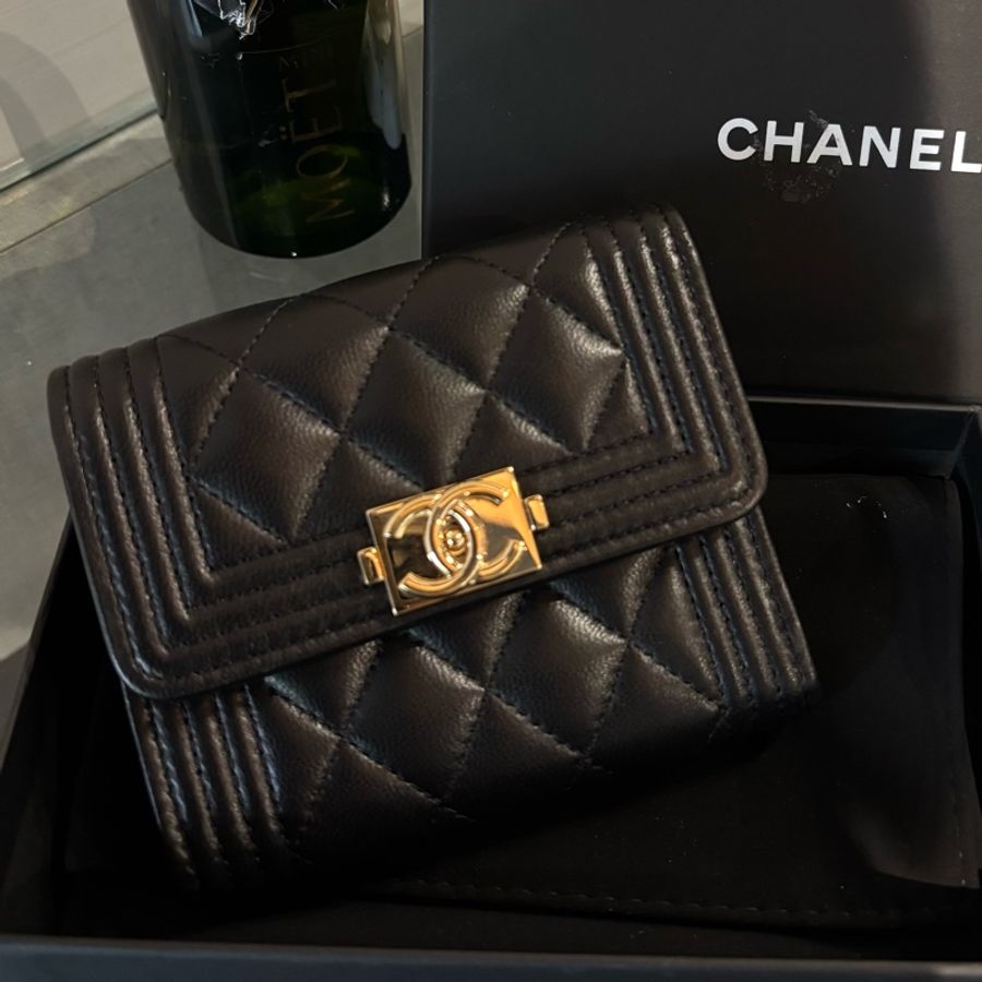 Chanel黑金羊皮Boy短夾-0