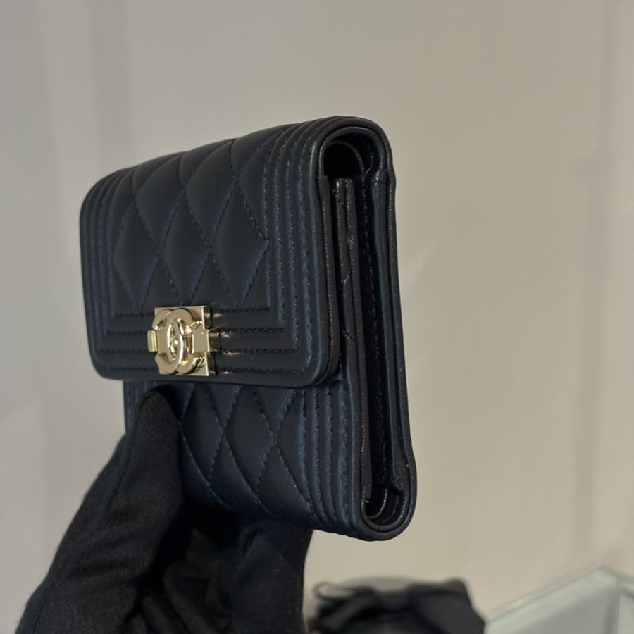 Chanel黑金羊皮Boy短夾-2