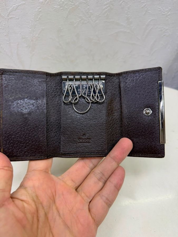 這款 Gucci 鑰匙包採用經典的 GG Canvas 帆布材-3
