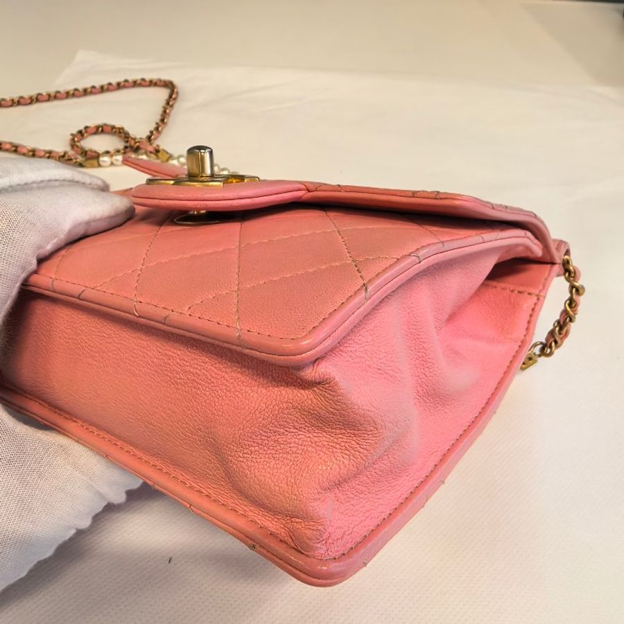 CHANEL 豎版CF 粉色菱格紋牛皮金扣珍珠鏈條斜背包-6