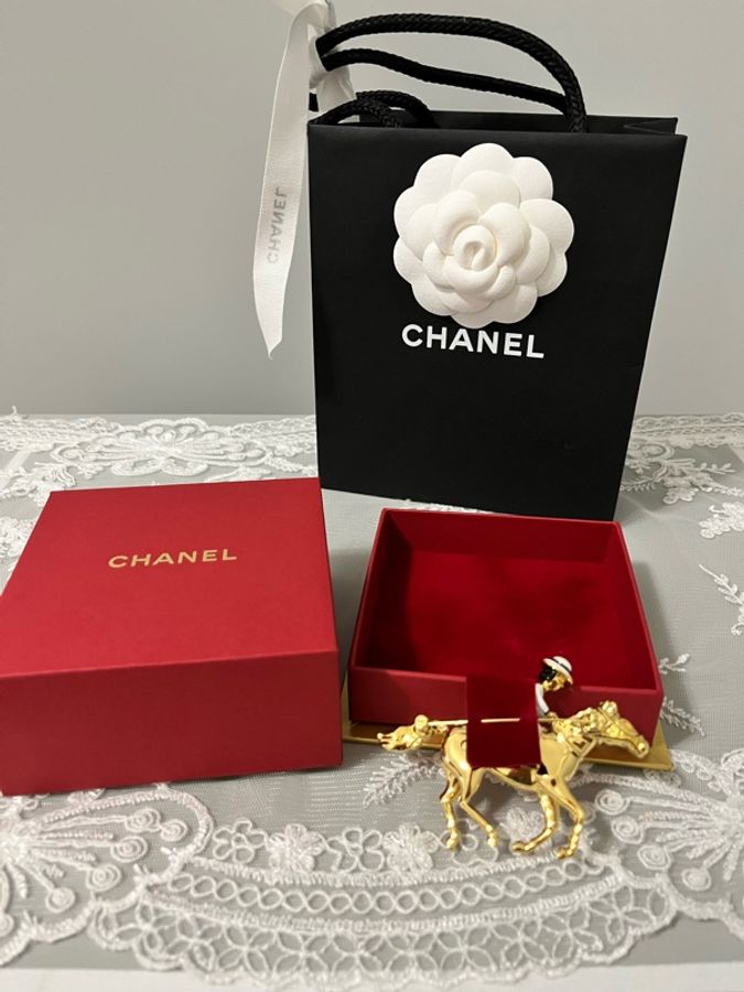 CHANEL 香奈兒 《全新》2026 VIC 新年限定禮物|金色賽馬胸針 收藏逸品✨-3
