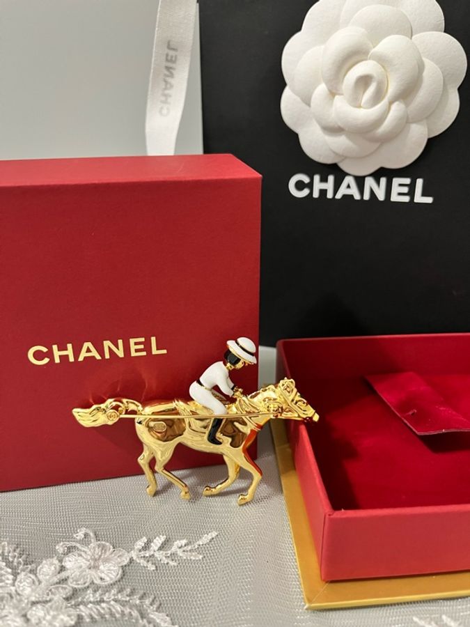CHANEL 香奈兒 《全新》2026 VIC 新年限定禮物|金色賽馬胸針 收藏逸品✨-8