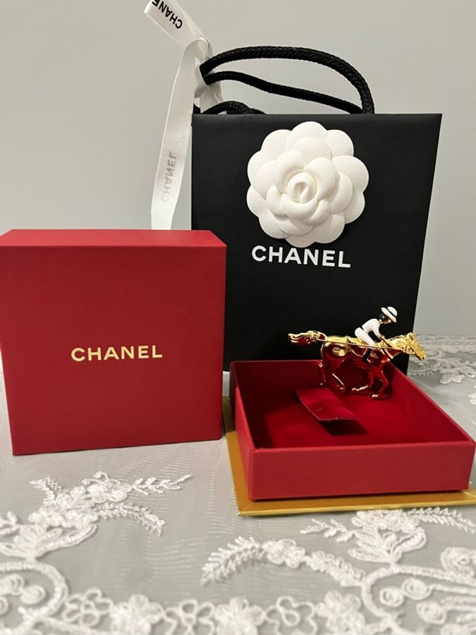 CHANEL 香奈兒 《全新》2026 VIC 新年限定禮物|金色賽馬胸針 收藏逸品✨-12