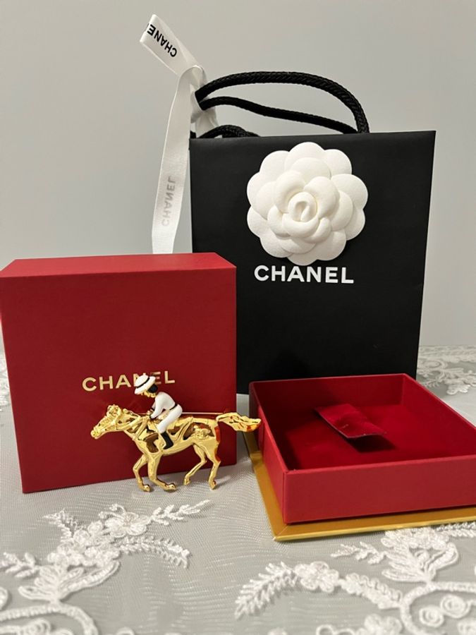 CHANEL 香奈兒 《全新》2026 VIC 新年限定禮物|金色賽馬胸針 收藏逸品✨-18