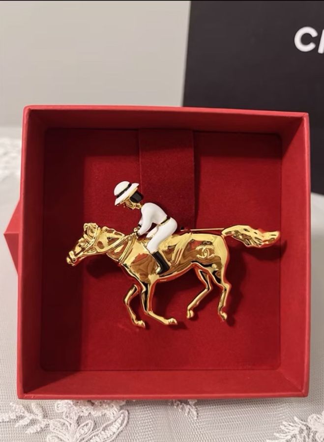 CHANEL 香奈兒 《全新》2026 VIC 新年限定禮物|金色賽馬胸針 收藏逸品✨-22
