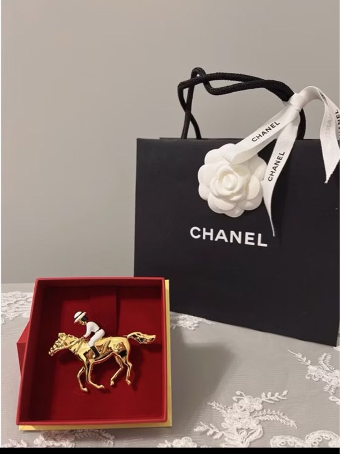 CHANEL 香奈兒 《全新》2026 VIC 新年限定禮物|金色賽馬胸針 收藏逸品✨-24