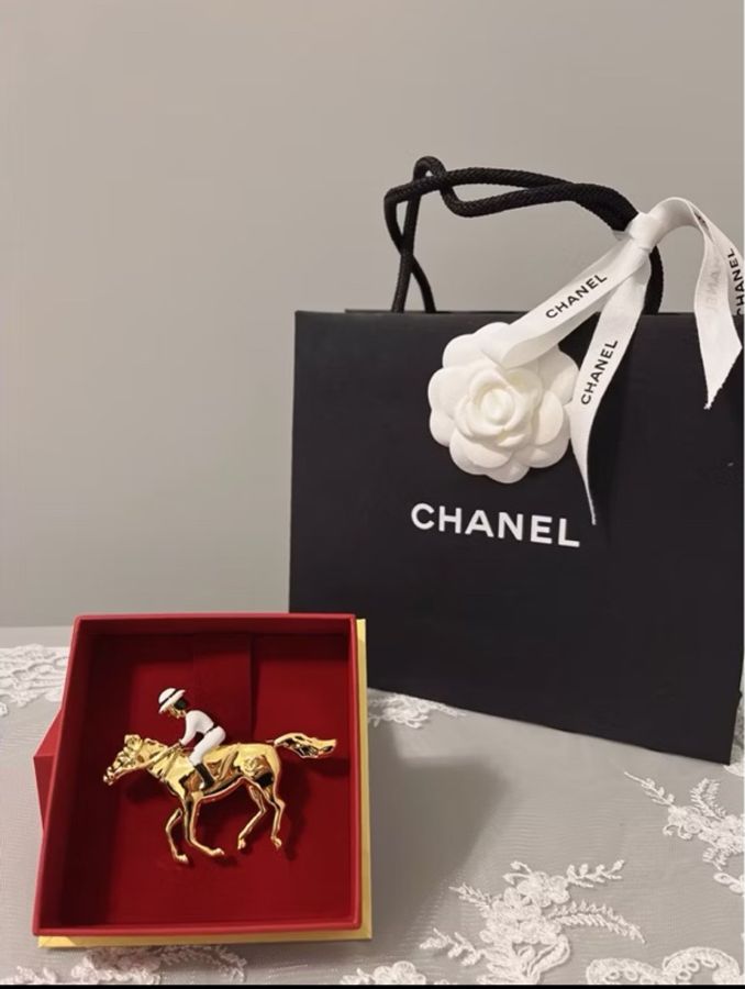 CHANEL 香奈兒 《全新》2026 VIC 新年限定禮物|金色賽馬胸針 收藏逸品✨-32