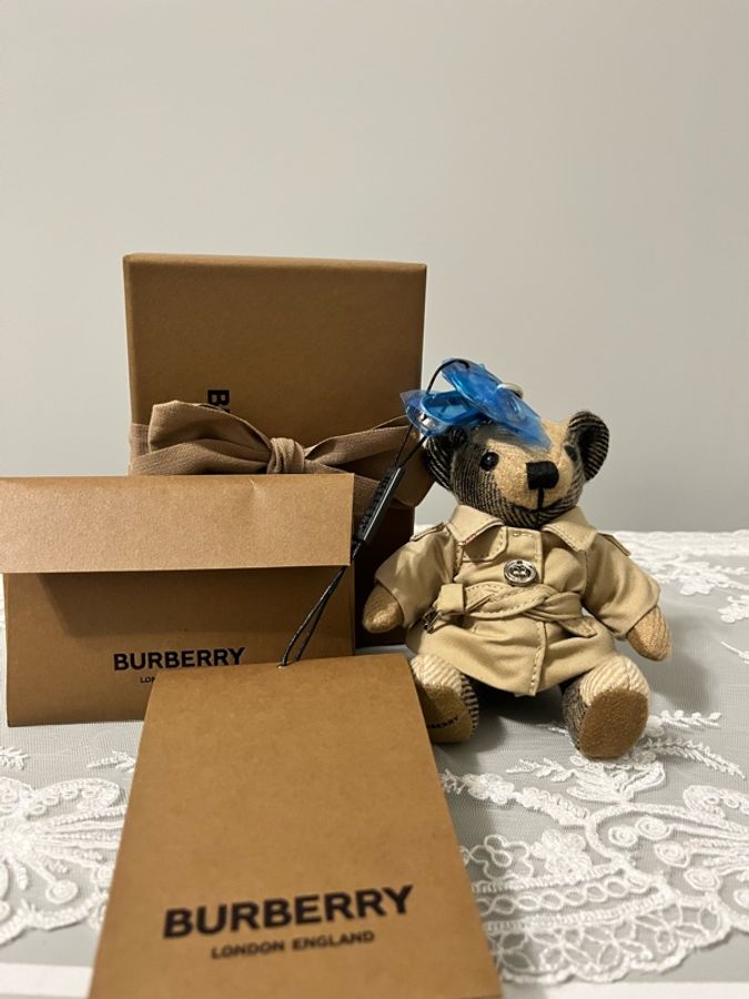BURBERRY《全新》經典風衣小熊吊飾 Thomas Bear|可站可坐|全配|附台北百貨購證-9