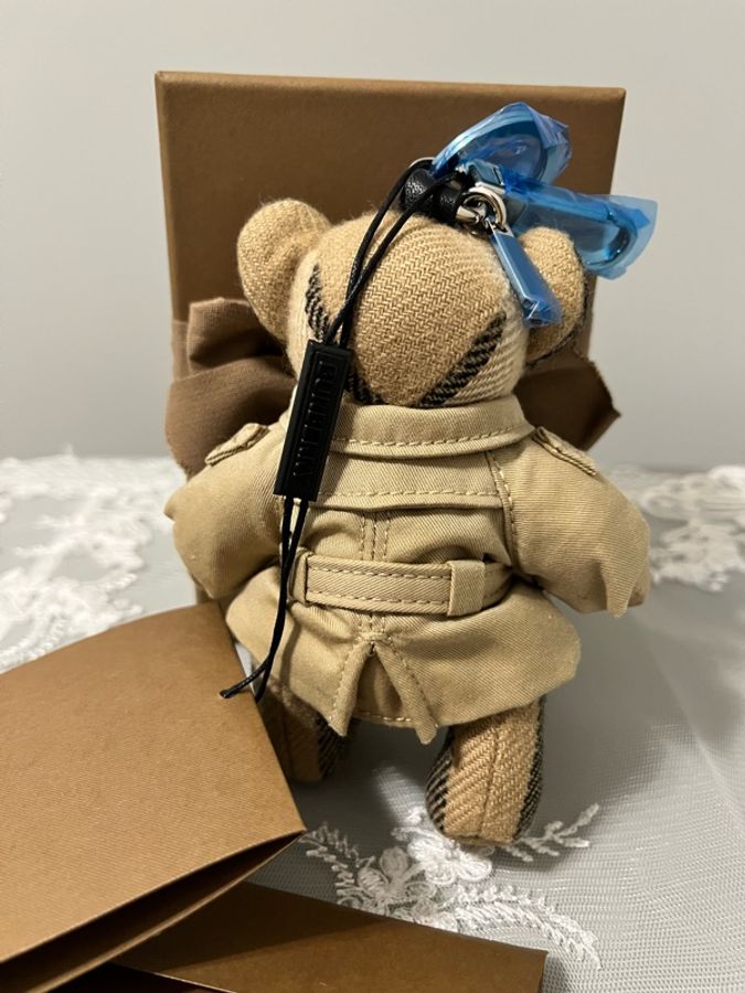BURBERRY《全新》經典風衣小熊吊飾 Thomas Bear|可站可坐|全配|附台北百貨購證-10