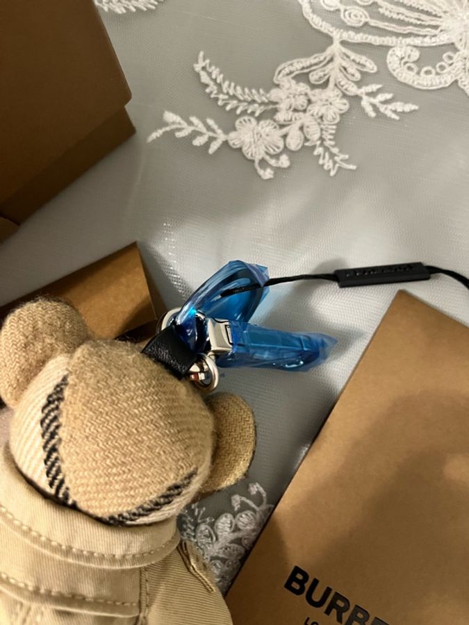 BURBERRY《全新》經典風衣小熊吊飾 Thomas Bear|可站可坐|全配|附台北百貨購證-12