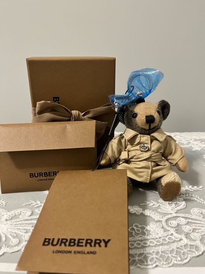 BURBERRY《全新》經典風衣小熊吊飾 Thomas Bear|可站可坐|全配|附台北百貨購證-14
