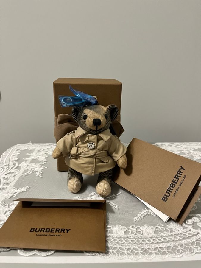 BURBERRY《全新》經典風衣小熊吊飾 Thomas Bear|可站可坐|全配|附台北百貨購證-33