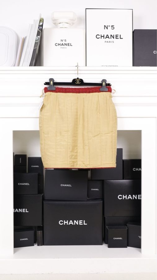 Chanel 23B秀款浆果红金扣两口袋外套半裙套装-10