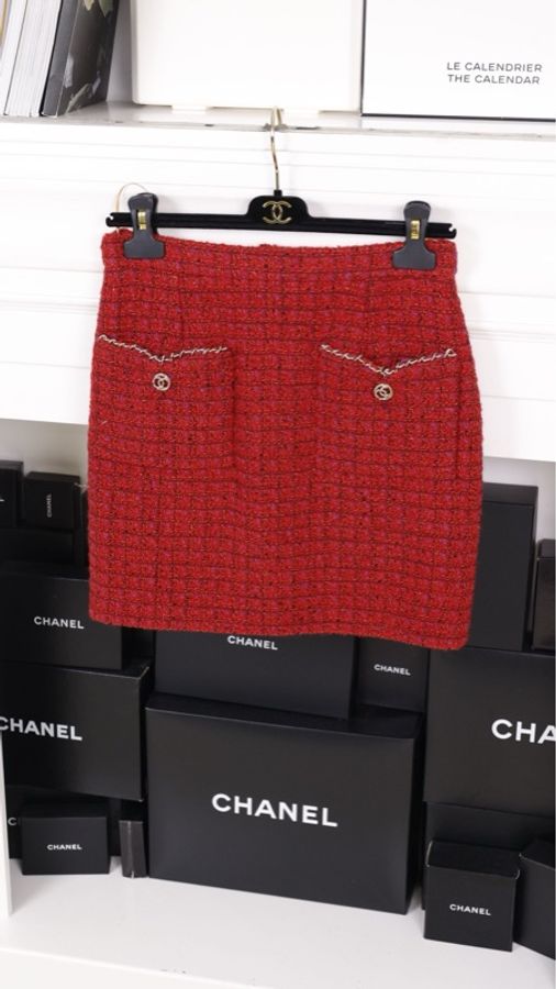 Chanel 23B秀款浆果红金扣两口袋外套半裙套装-12