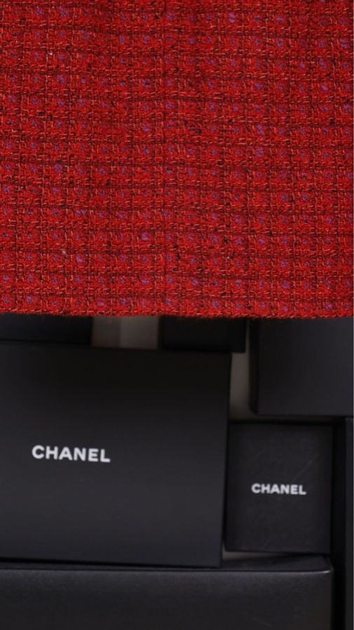 Chanel 23B秀款浆果红金扣两口袋外套半裙套装-37