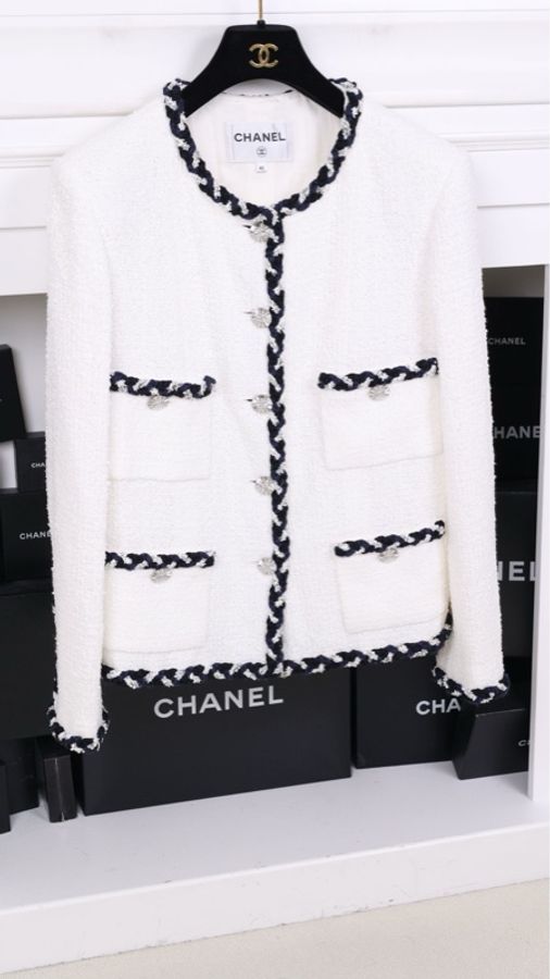 Chanel 23C早春度假系列秀款黑白滚边钻扣四口袋外套-1