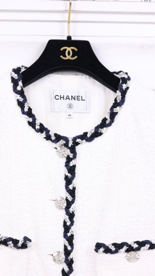 Chanel 23C早春度假系列秀款黑白滚边钻扣四口袋外套-7