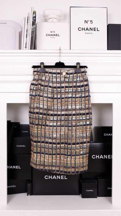 Chanel 19年埃及系列蓝金圣甲虫蓝色丝绒领口双排扣外套半裙套装-4