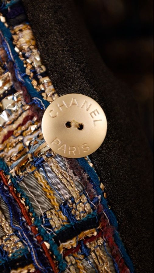 Chanel 19年埃及系列蓝金圣甲虫蓝色丝绒领口双排扣外套半裙套装-24