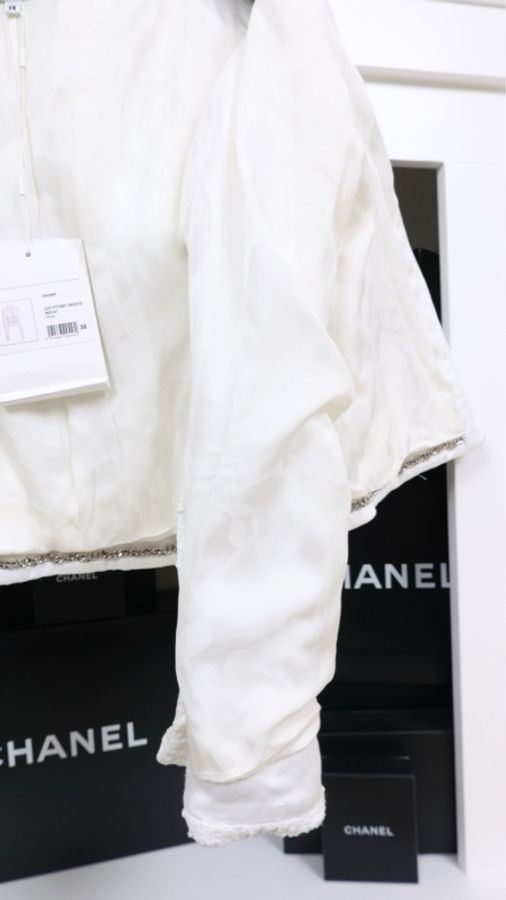 Chanel 22C早春度假系列白色圆领四口袋外套-11