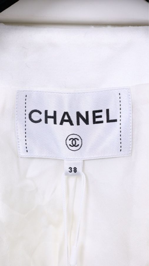 Chanel 22C早春度假系列白色圆领四口袋外套-19