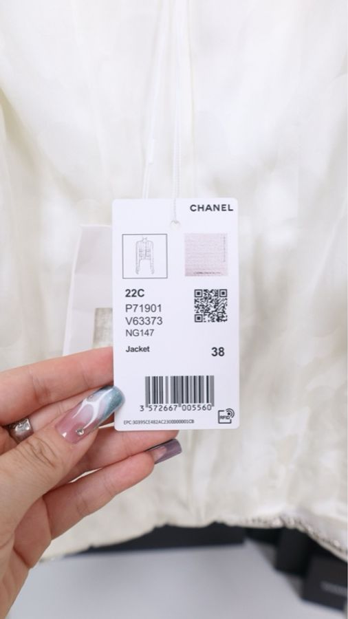 Chanel 22C早春度假系列白色圆领四口袋外套-23