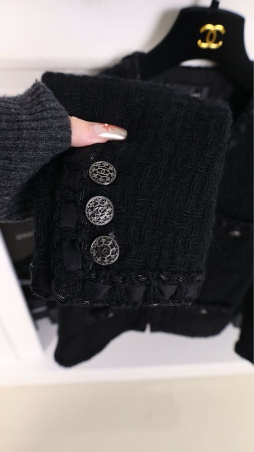 Chanel 16年罗马系列黑色粗花呢缎面滚边拉链V领四口袋外套FR42 24/4-25