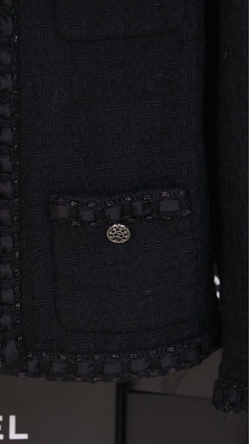 Chanel 16年罗马系列黑色粗花呢缎面滚边拉链V领四口袋外套FR42 24/4-28